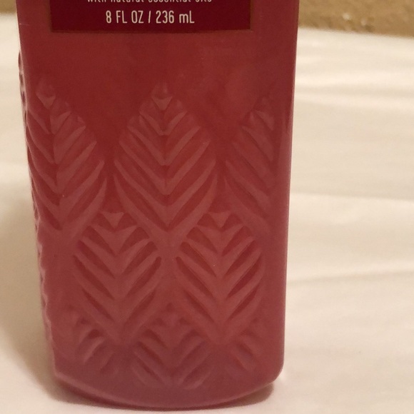 NWT Bath & Body Works Strawberry Pound Cake Cleansing Gel Hand Soap. 8 oz. - Picture 4 of 5